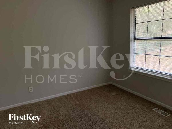 Building Photo - 5195 Suggs St