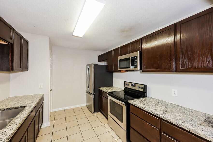 Building Photo - 3004 Lawndale Dr