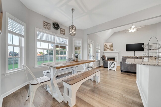 Building Photo - FULLY and Tastefully furnished 3 bedroom h...