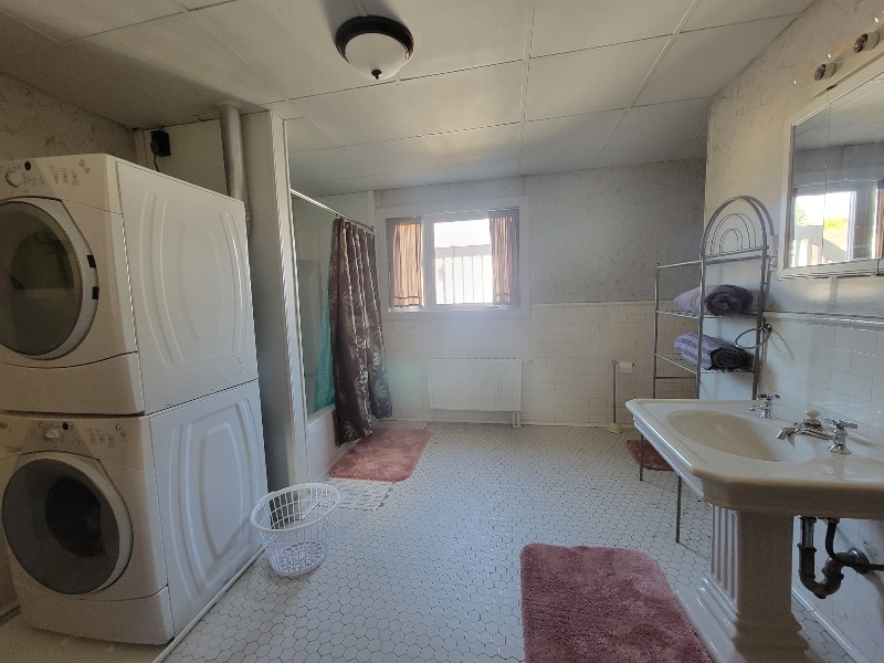 Building Photo - 262 Main St