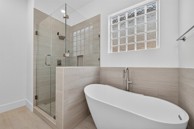 Building Photo - 1042 W 25th St
