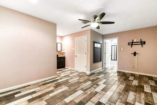 Building Photo - 215 Gentilly Dr