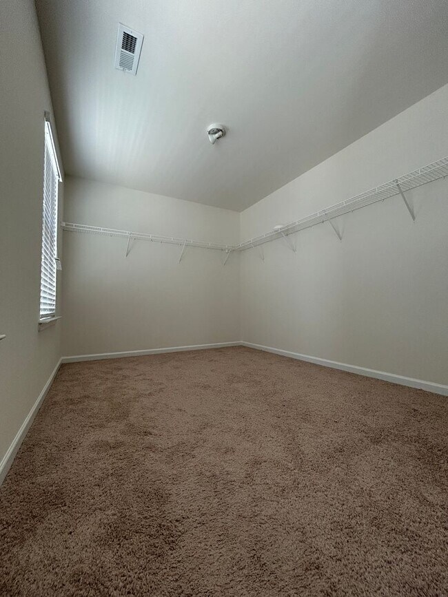 Building Photo - Beautiful 3-Bed, 2.5 Bath Home with Open Floorplan & Modern Upgrades