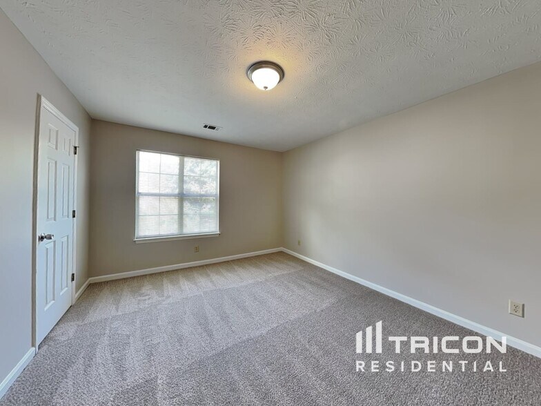 Building Photo - 2711 Woodside Dr