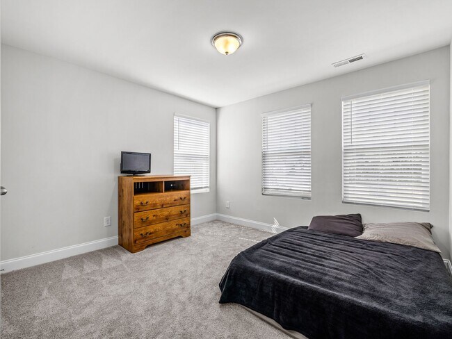 Building Photo - Towne Pointe Community