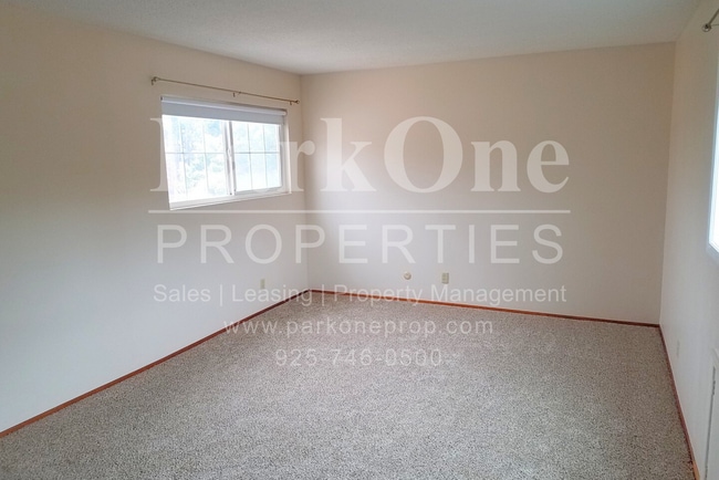 Building Photo - Beautiful 4-Bedroom Single Family Home wit...