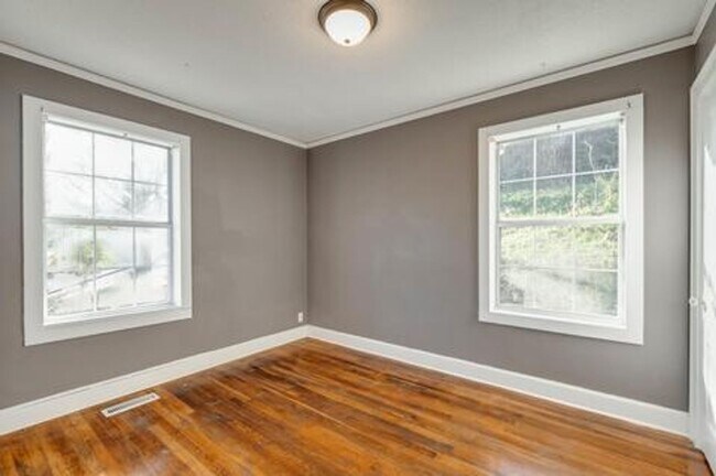Building Photo - 203 N Seminole Dr
