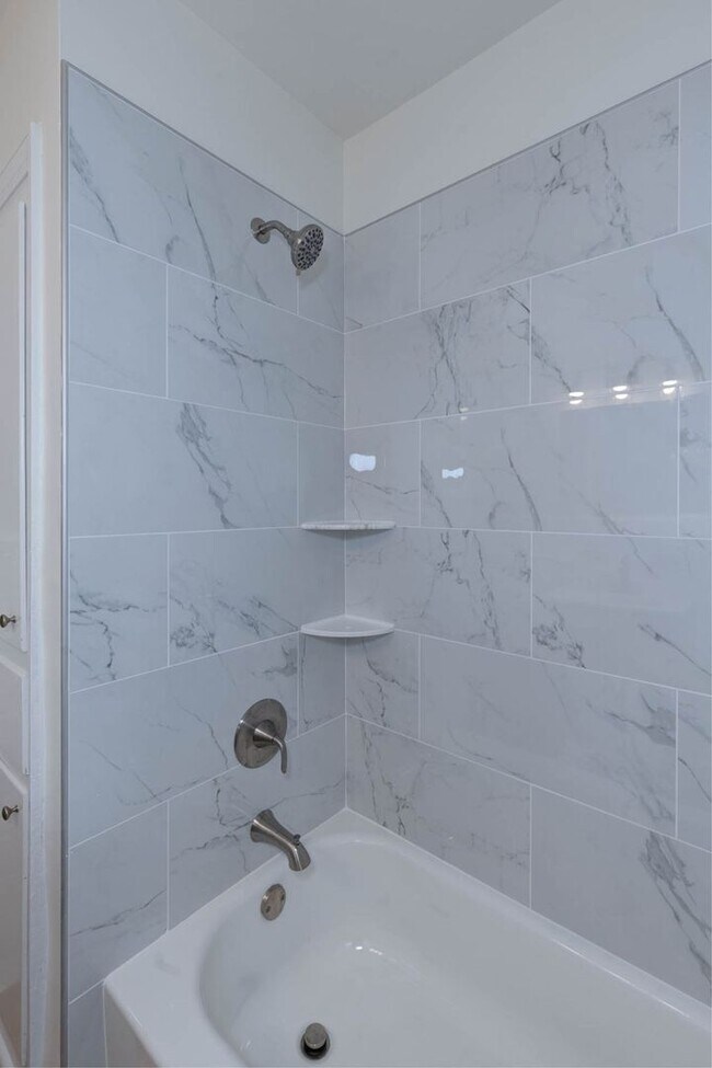 Building Photo - 2864 Hawthorne Dr