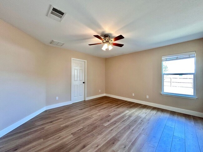 Building Photo - Inviting 4/BR 2/BA Home with Spacious Back...