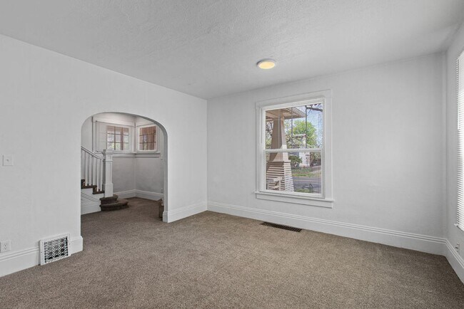 Building Photo - 8 Bedroom Home with 3 Kitchens Near UNC - Available as a single home or 2 separate units.