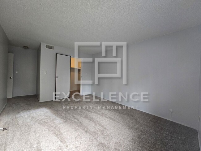 Building Photo - Upper 2/1 With New Carpets, Updated Kitchen and Many Many Many Community Features!