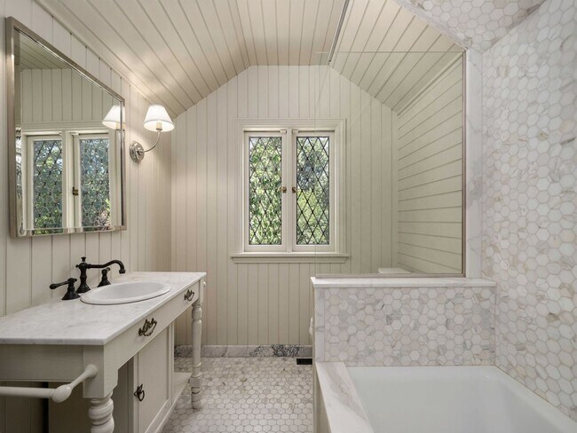Building Photo - Gorgeous Victorian Home Ready to Rent! Hug...