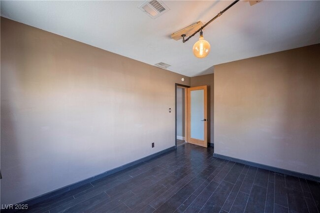 Building Photo - 550 Karen Way