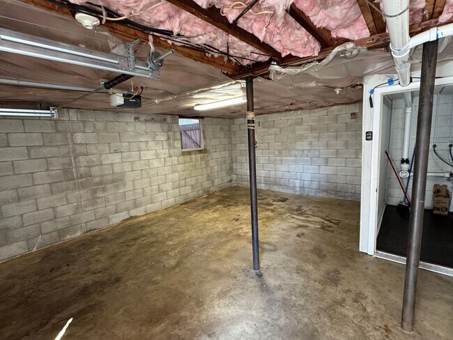 Building Photo - Nice ranch on basement in Charlotte Park