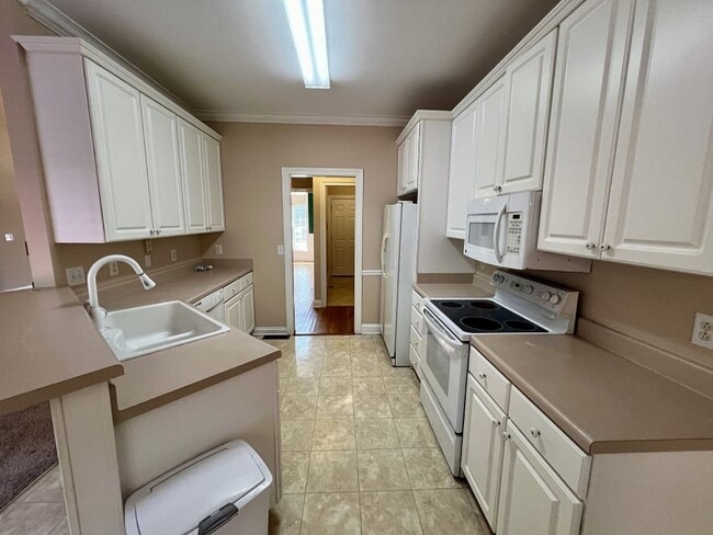 Building Photo - 3BR 2.5BA + Bonus Executive Townhome Near MTSU, FREE Lawn Care!