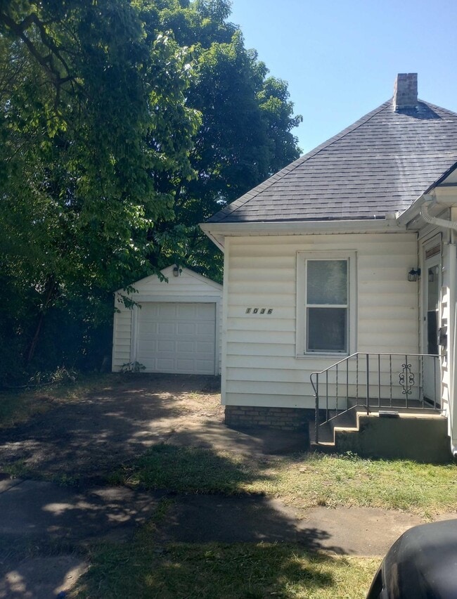 Building Photo - 1036 Van Buren St