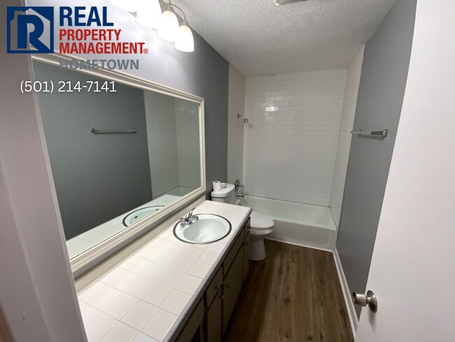 Building Photo - 4013 Wooddale Dr