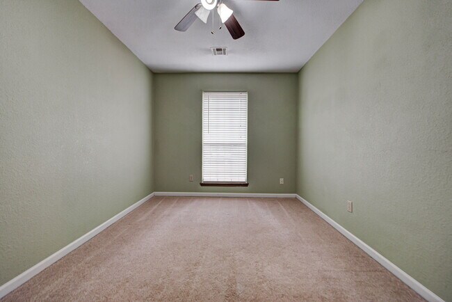Building Photo - 2912 Edinburg Dr
