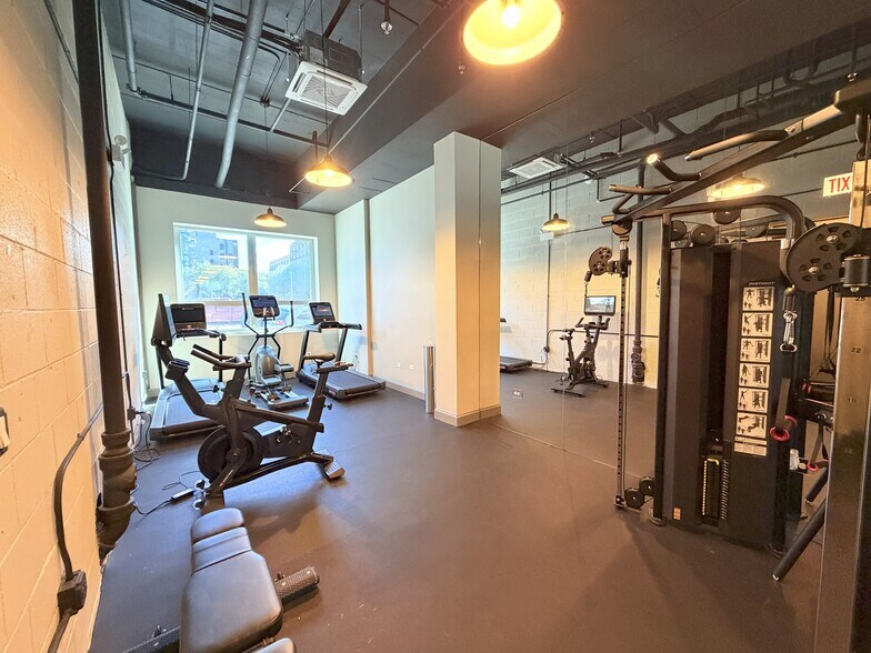 Building Photo - 1002 W Van Buren St