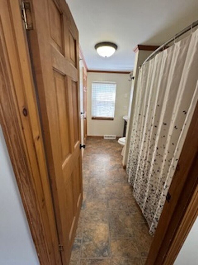Building Photo - Charming 2BD/1BA Townhome in Burlington’s New North End
