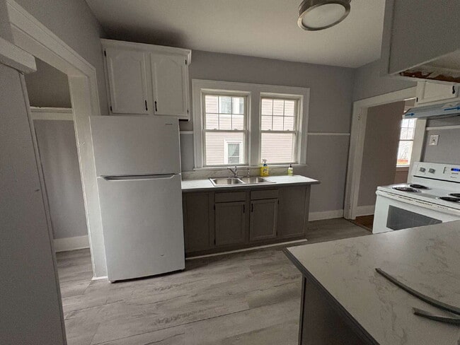 Building Photo - Rare Downtown Asheville Rental: 3BR/2BA House with Huge Yard & City Convenience- Dogs allowed!