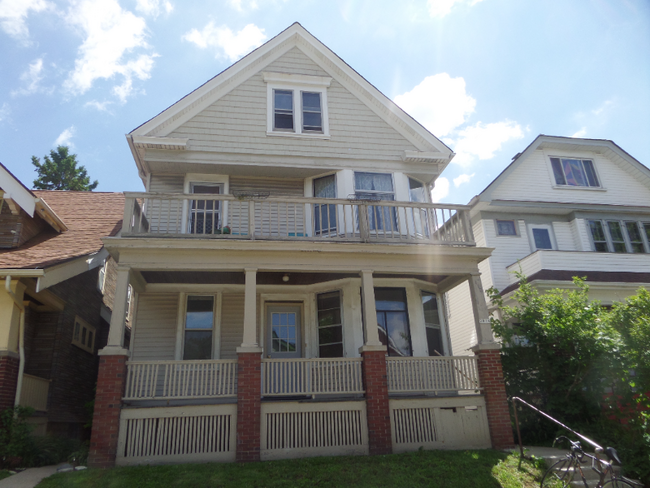 Primary Photo - 2816 N Fratney St
