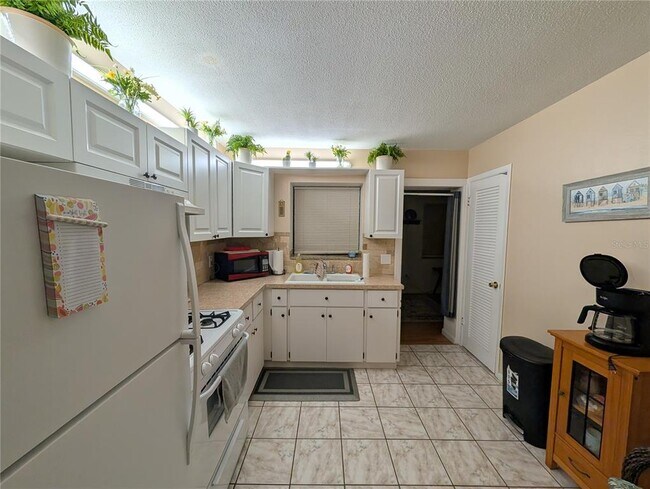 Building Photo - 9911 Dahlia St