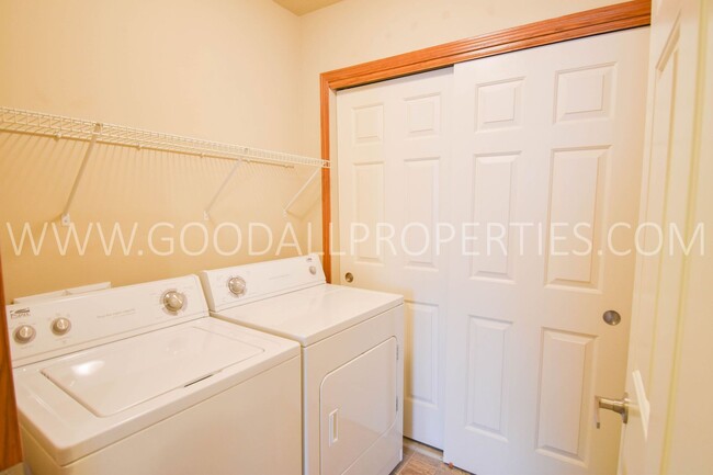 Building Photo - Ground-level condo with 2 bedrooms and 2 b...