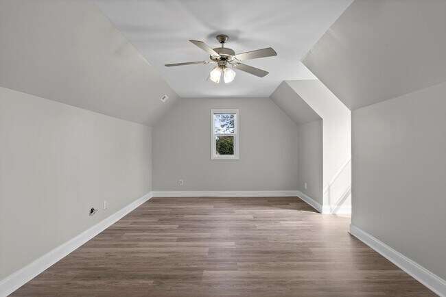 Building Photo - **MOVE IN SPECIAL** $500 off first months ...