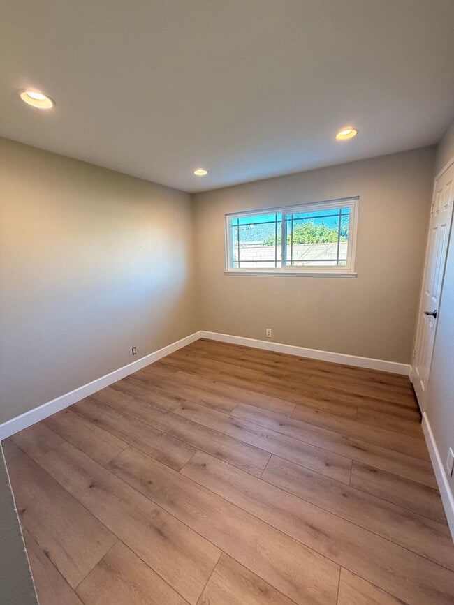 Building Photo - Beautiful 4 Bedroom Huntington Beach House For Rent!