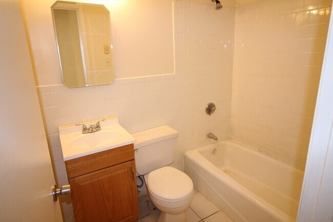 Building Photo - 318 Nesmith St