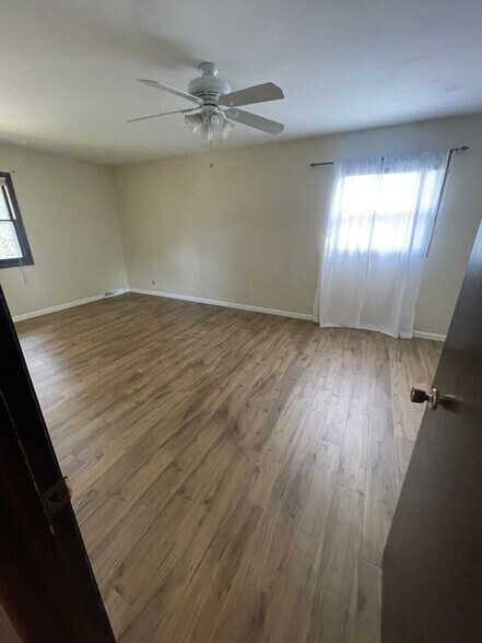 Building Photo - 5965 Teakwood Dr