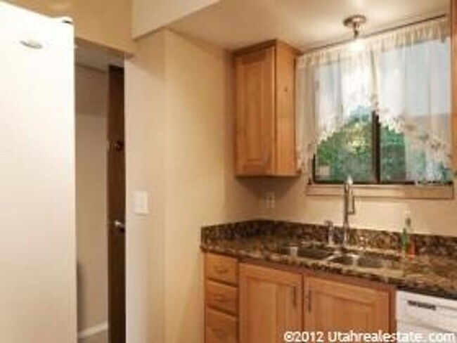 Building Photo - Prime Amenities Await: Newly Renovated 2-B...