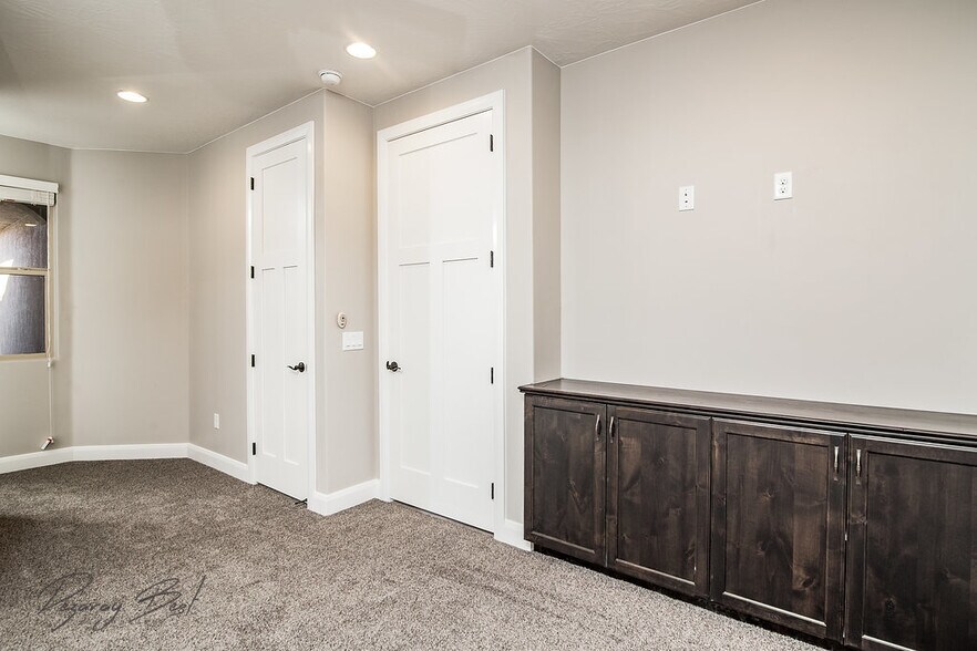 Building Photo - 325 N Red Stone Rd