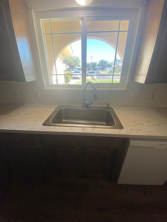 Building Photo - Spacious home in Northeast Hanford, central air, quiet cul-de-sac lot!