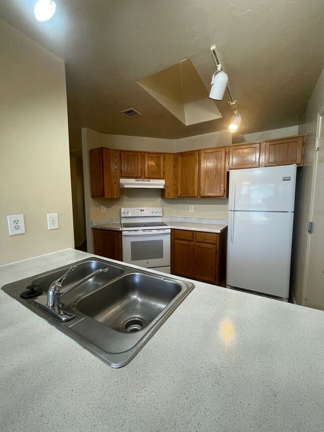 Building Photo - 8412 E Lakeshore Dr