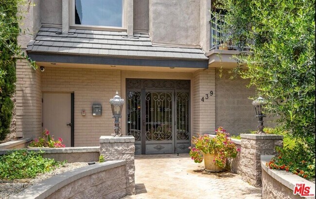 Building Photo - 439 N Doheny Dr