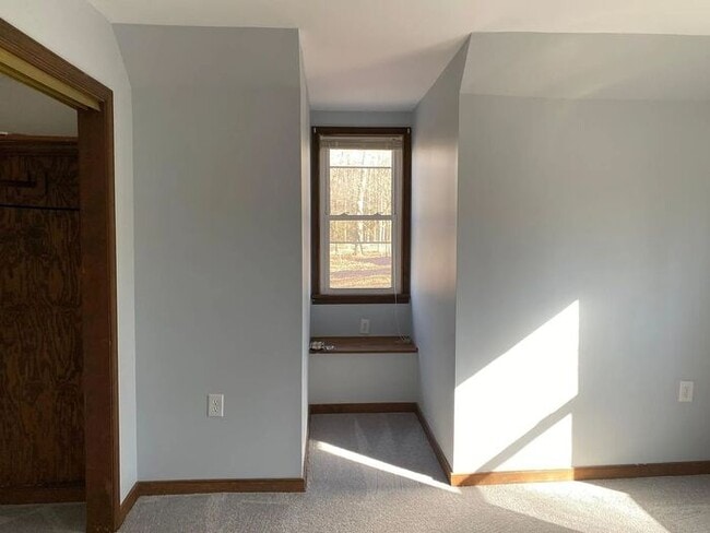 Building Photo - Adorable updated 4/2 with huge front and back yards