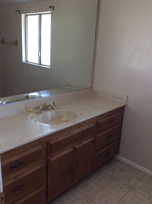 Building Photo - 4 Bedroom 1.75 Bathroom in Riverside