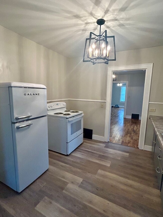 Building Photo - 323 E Kathleen St