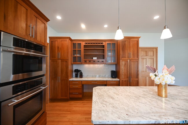 Building Photo - 19 Longview Dr