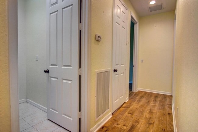 Building Photo - 1020 E Longport Cir