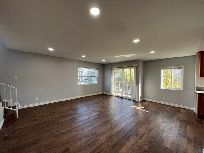 Building Photo - 617 E Elk Ave