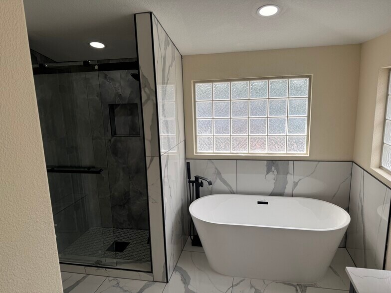 Free-stading tub - master - 2675 S University Blvd