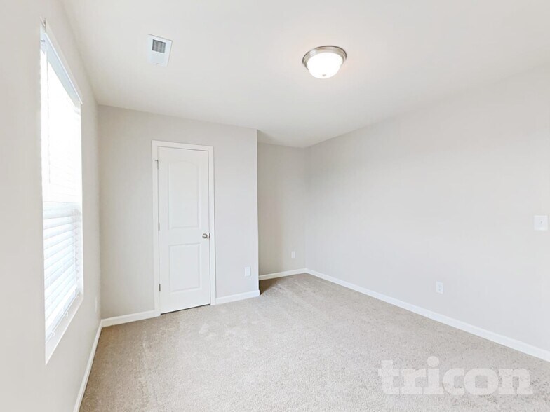Building Photo - 4114 Vershire Ave