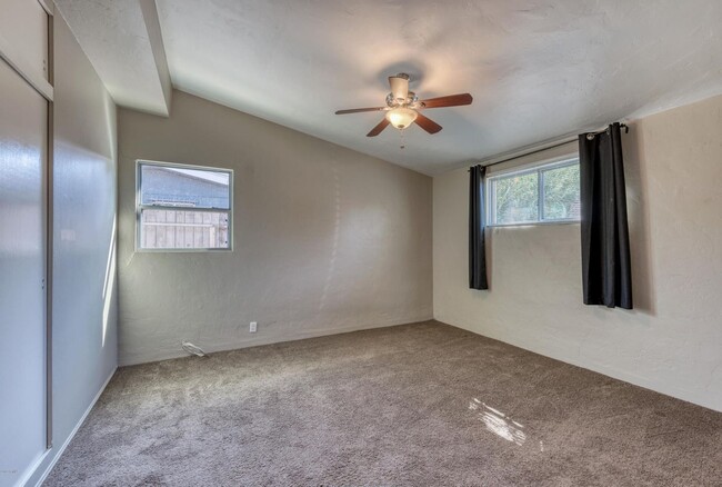 Building Photo - Charming 2 Bedroom Single Level Residence ...