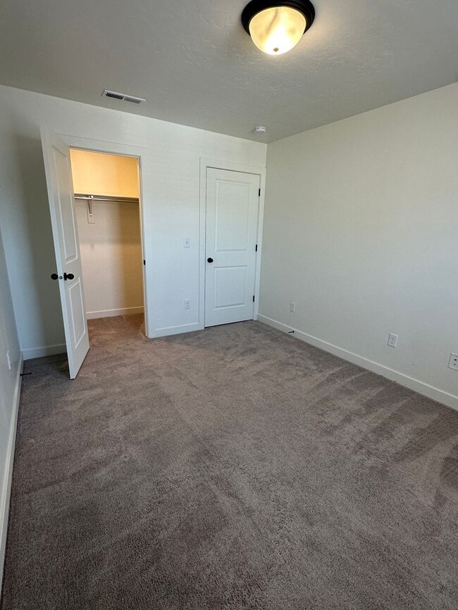 Building Photo - GORGEOUS EAGLE MOUNTAIN TOWNHOME!!!