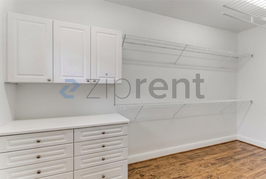 Building Photo - Unit