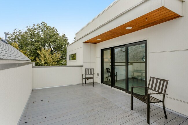 Building Photo - 3404 Saltus St