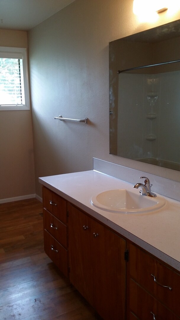 Building Photo - Meridian Manor 3 bedroom/1.5 home with newer carpet and paint!